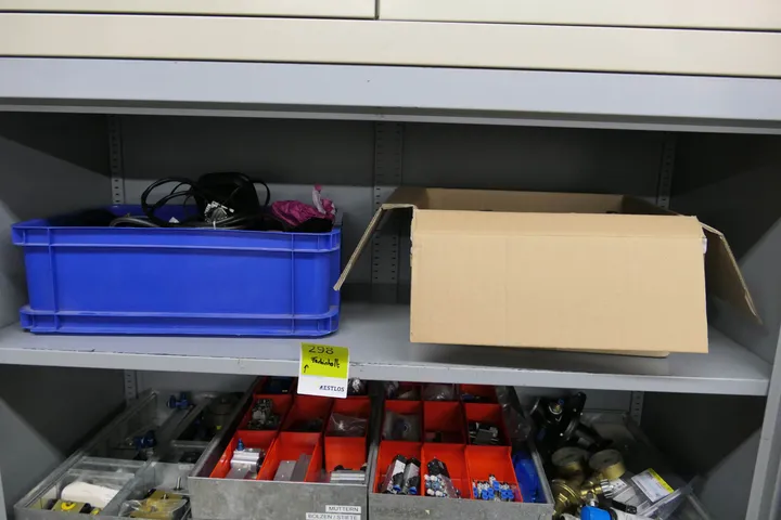 Fachinhalt Laborgeräte (Spritzenpumpe, Optik-Modul, Elektronikkomponenten)